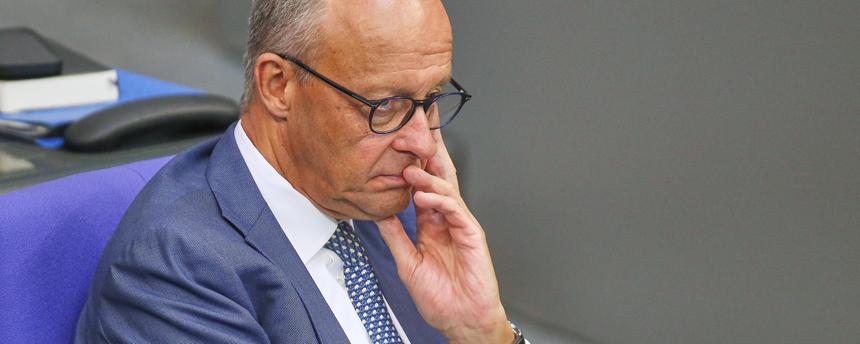 Bundeskanzler Friedrich Merz (CDU) sitzt im Deutschen Bundestag bei der 92. Bundestagssitzung - Haushaltswoche