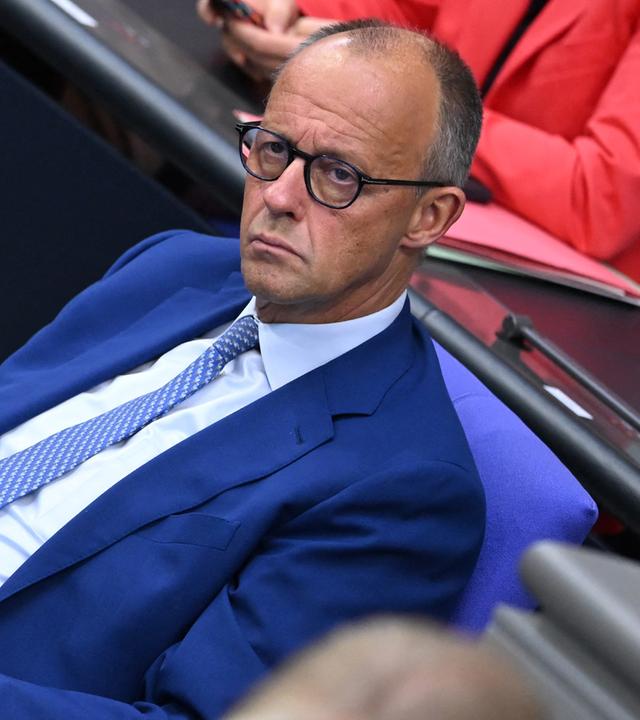 Bundeskanzler Friedrich Merz (CDU) sitzt auf der Regierungsbank im Bundestag während der Beratungen zum Bundeshaushalt 2027.