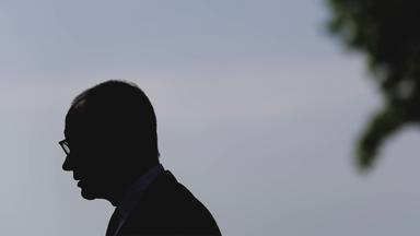 Die Silhouette des Bundeskanzlers Friedrich Merz ist beim Ostdeutschen Wirtschaftsforum in Bad Saarow, am 02.06.2026, zu sehen.