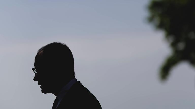 Die Silhouette des Bundeskanzlers Friedrich Merz ist beim Ostdeutschen Wirtschaftsforum in Bad Saarow, am 02.06.2026, zu sehen.
