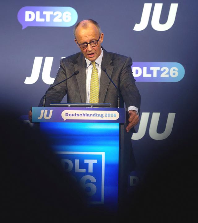Bundeskanzler Friedrich Merz (CDU) steht beim Deutschlandtag der Jungen Union auf der Bühne.
