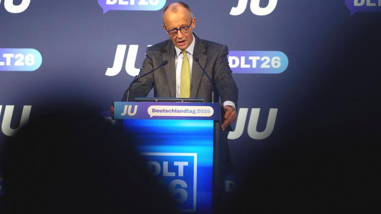 Bundeskanzler Friedrich Merz (CDU) steht beim Deutschlandtag der Jungen Union auf der Bühne.