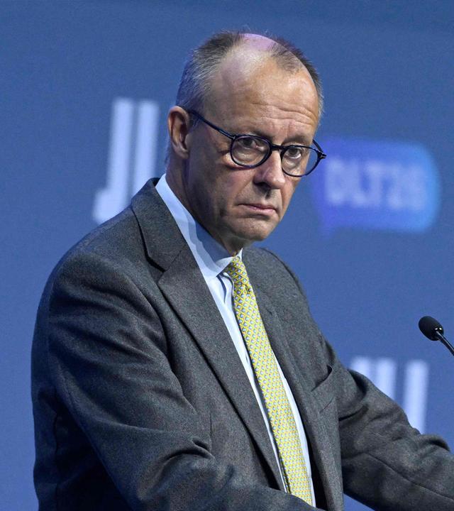 Bundeskanzler Friedrich Merz (CDU) steht beim Deutschlandtag der Jungen Union auf der Bühne.