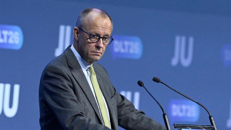 Bundeskanzler Friedrich Merz (CDU) steht beim Deutschlandtag der Jungen Union auf der Bühne.