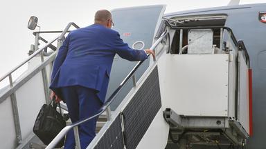 Bundeskanzler Friedrich Merz (CDU) steigt nach dem Gipfel in das Flugzeug der Flugbereitschaft.