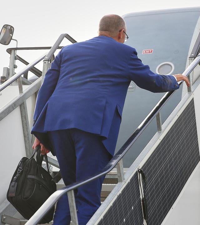 Bundeskanzler Friedrich Merz (CDU) steigt nach dem Gipfel in das Flugzeug der Flugbereitschaft.