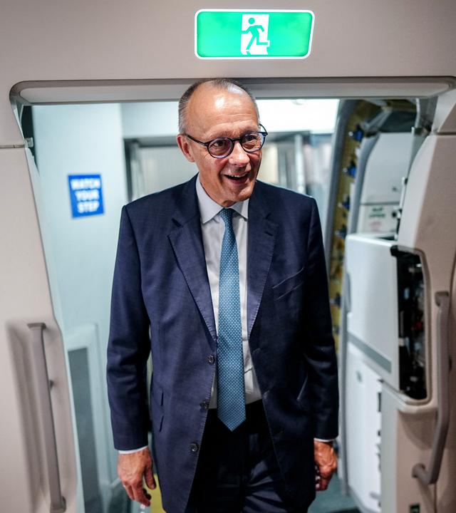 Bundeskanzler Friedrich Merz (CDU) betritt den Airbus A350 der Luftwaffe.