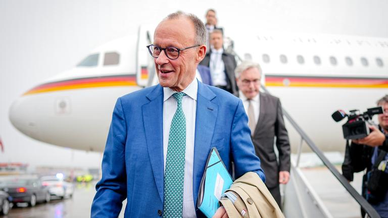 Bundeskanzler Friedrich Merz (CDU) kommt auf dem internationalen Flughafen von Tirana für das Gipfeltreffen der Europäischen Politischen Gemeinschaft an.