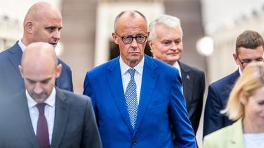 Bundeskanzler Friedrich Merz auf dem Weg zum Gruppenfoto während des Arktis-Gipfels in Finnland. 