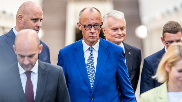 Bundeskanzler Friedrich Merz auf dem Weg zum Gruppenfoto während des Arktis-Gipfels in Finnland. 