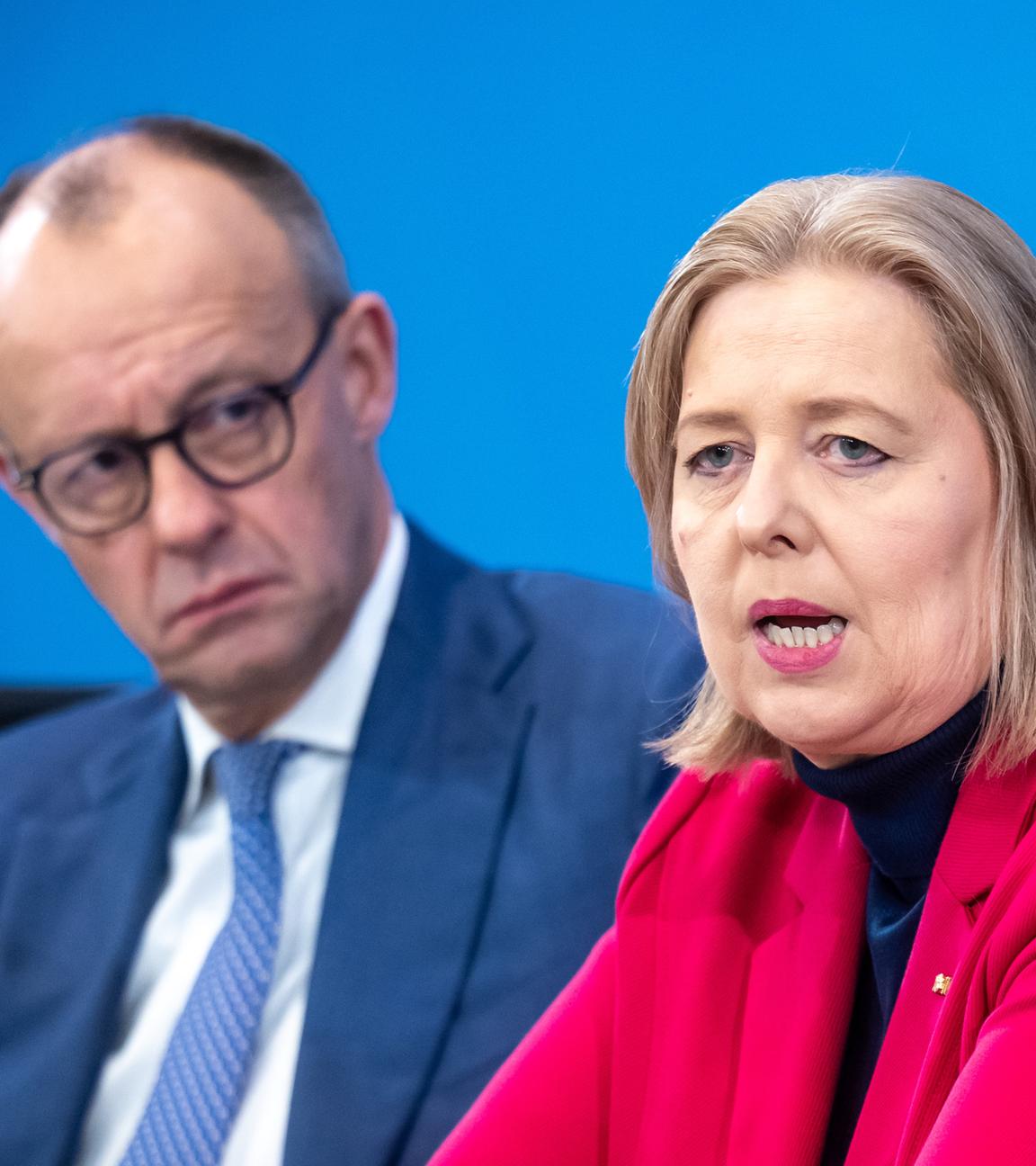 Berlin: Bärbel Bas (SPD), Bundesministerin für Arbeit und Soziales, spricht neben Bundeskanzler Friedrich Merz (CDU) bei der Presseunterrichtung zu den Ergebnissen der Beratungen nach dem Koalitionsausschuss im Kanzleramt.