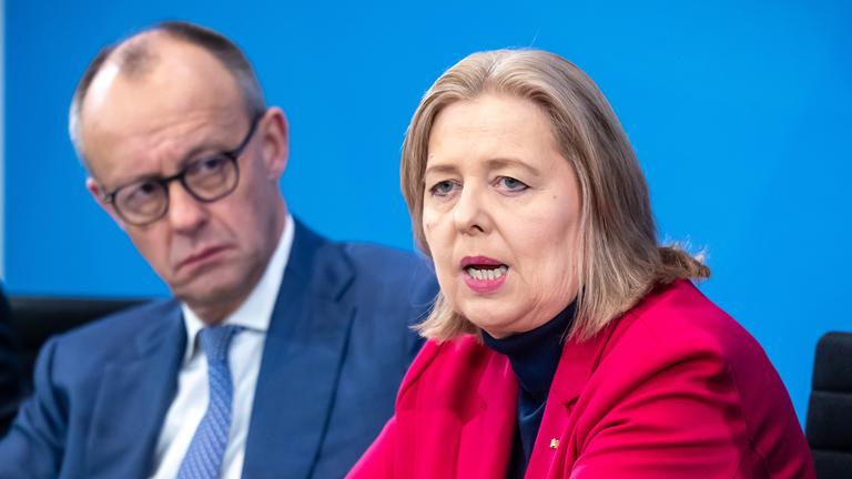 Berlin: Bärbel Bas (SPD), Bundesministerin für Arbeit und Soziales, spricht neben Bundeskanzler Friedrich Merz (CDU) bei der Presseunterrichtung zu den Ergebnissen der Beratungen nach dem Koalitionsausschuss im Kanzleramt.