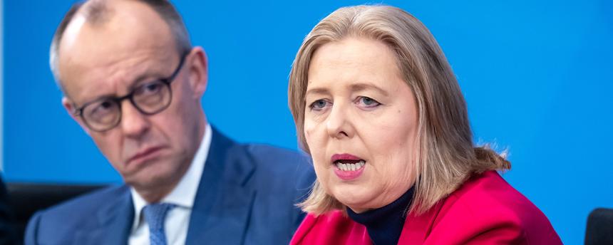 Berlin: Bärbel Bas (SPD), Bundesministerin für Arbeit und Soziales, spricht neben Bundeskanzler Friedrich Merz (CDU) bei der Presseunterrichtung zu den Ergebnissen der Beratungen nach dem Koalitionsausschuss im Kanzleramt.