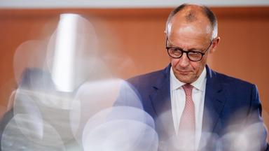 Friedrich Merz vor Holzwand bei einer Kabinettssitzung.