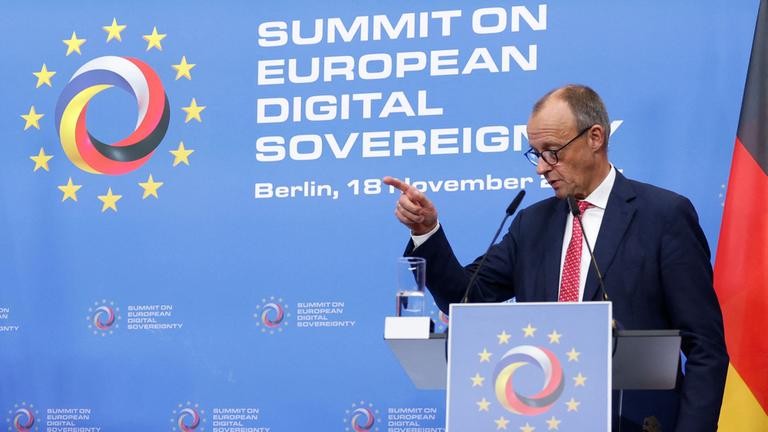 Bundeskanzler Friedrich Merz hält eine Rede beim Gipfel zur technologischen Souveränität Europas