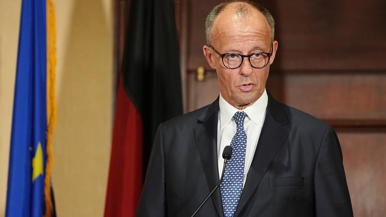 Bundeskanzler Friedrich Merz gibt im Willard Hotel ein Pressestatement nach einem Treffen von US-Präsident Trump und dem ukrainischen Präsidenten Selenskyj mit europäischen Staats- und Regierungschefs im Weißen Haus