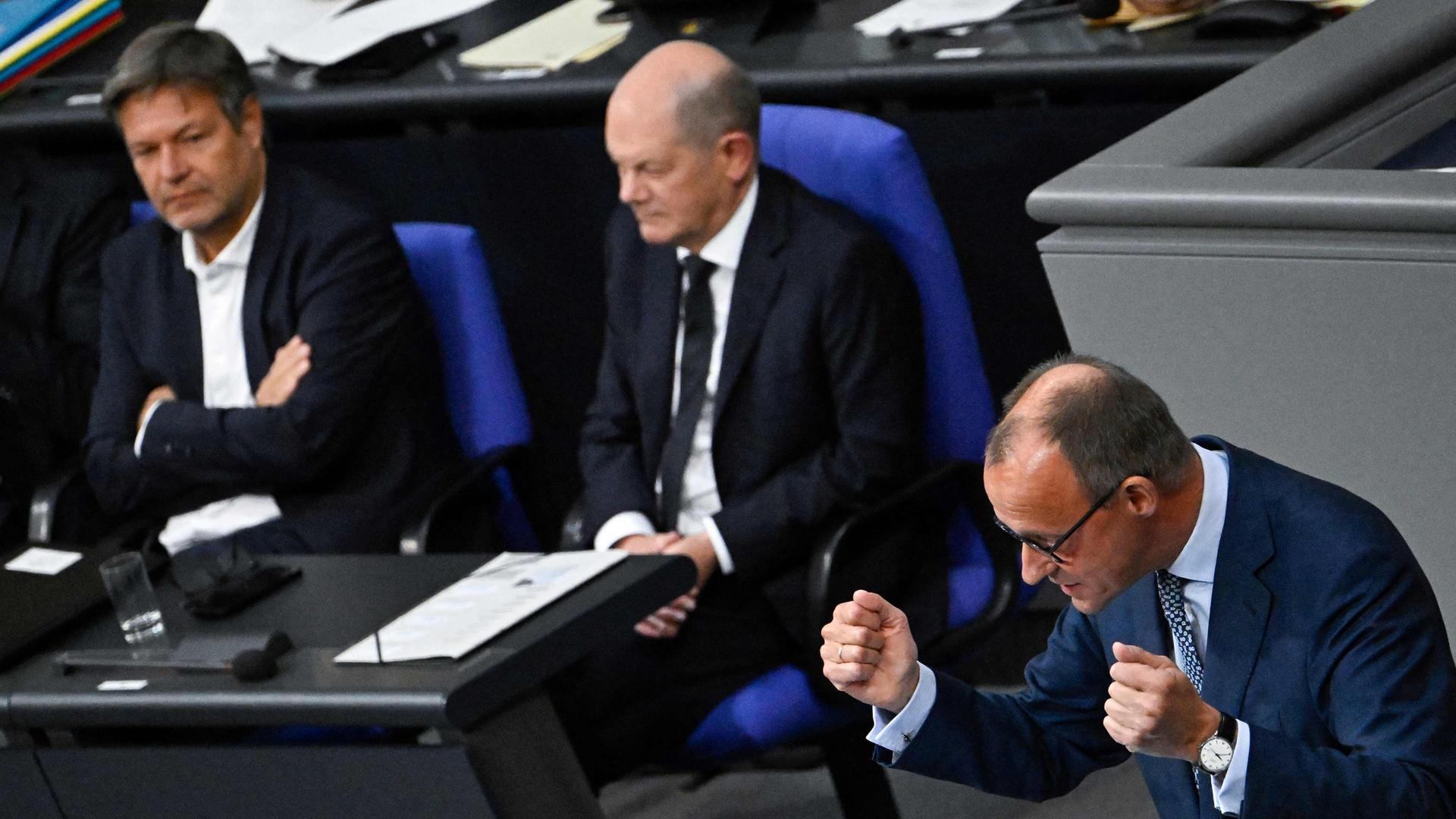 Der Vorsitzende der Christlich-Demokratischen Union Deutschlands (CDU) Friedrich Merz (r.) spricht am 19. 10. 2023 in Berlin