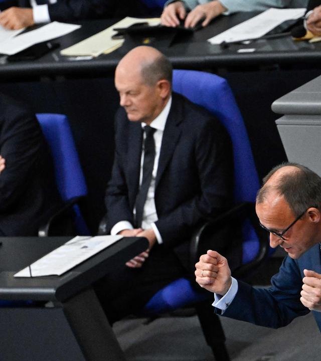 Der Vorsitzende der Christlich-Demokratischen Union Deutschlands (CDU) Friedrich Merz (r.) spricht am 19. 10. 2023 in Berlin