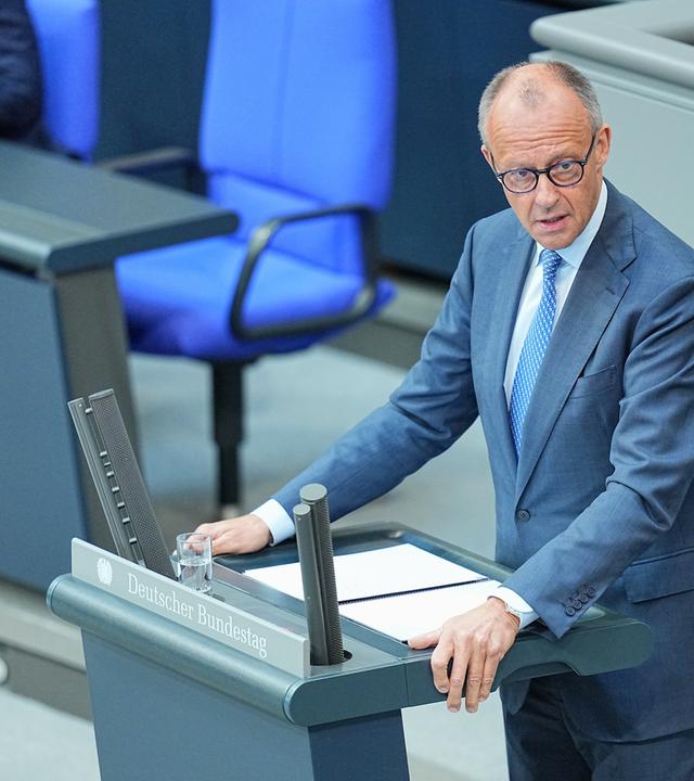 Archiv: Bundeskanzler Friedrich Merz (CDU) spricht im Plenarsaal im Bundestag bei einer Regierungserklärung. 