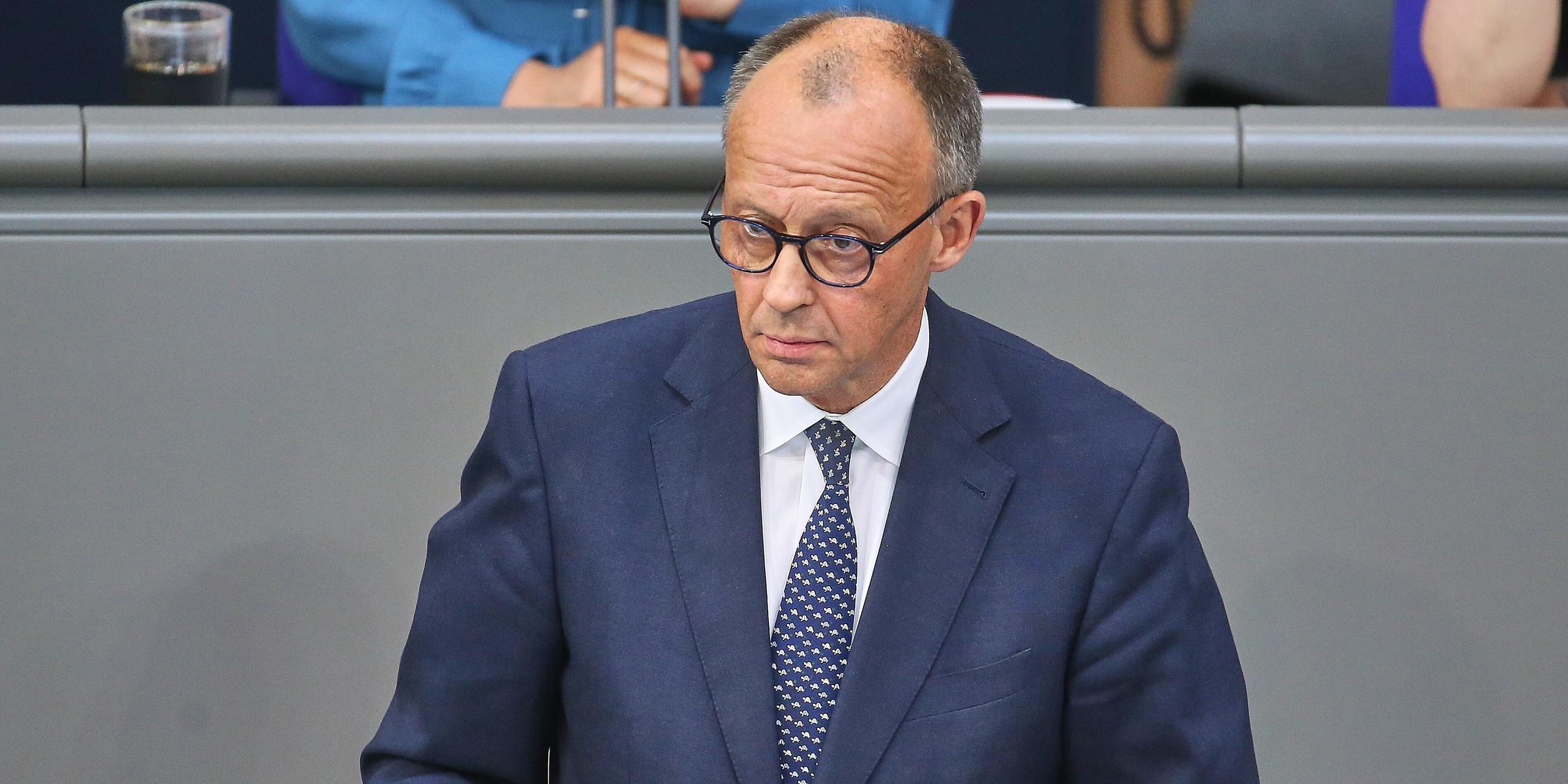 Friedrich Merz bei der 3. Bundestagssitzung - er steht am Rednerpult