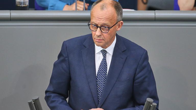 Friedrich Merz bei der 3. Bundestagssitzung - er steht am Rednerpult