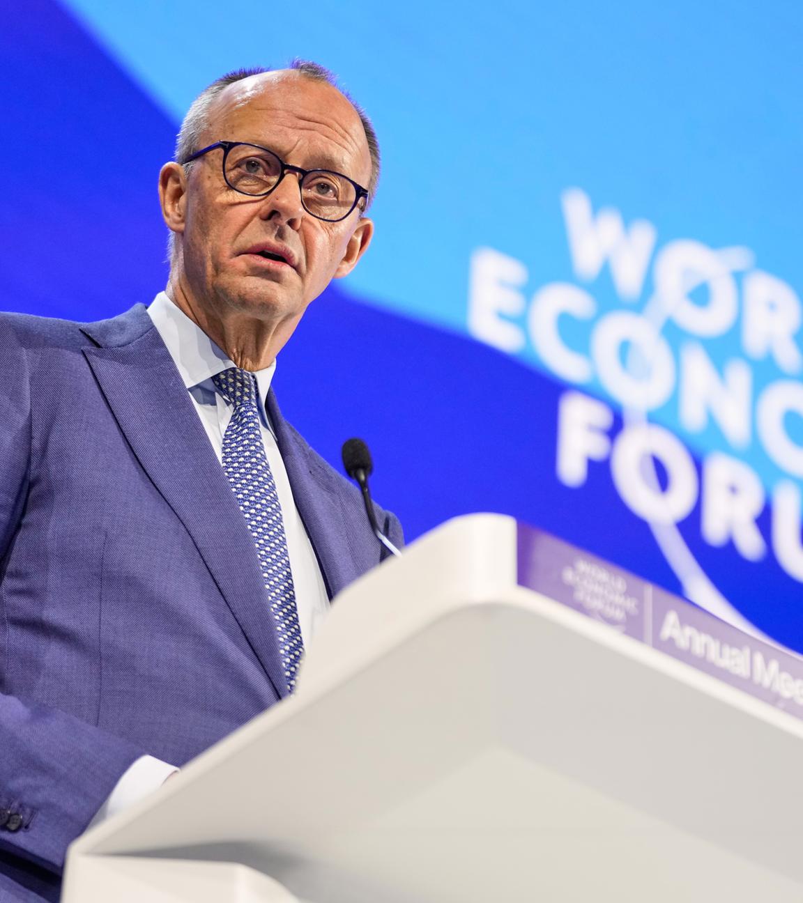 Der deutsche Bundeskanzler Friedrich Merz am 22. 1. 2026, während des Jahrestreffens des Weltwirtschaftsforums in Davos, Schweiz, auf dem Podium.