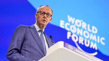 Der deutsche Bundeskanzler Friedrich Merz am 22. 1. 2026, während des Jahrestreffens des Weltwirtschaftsforums in Davos, Schweiz, auf dem Podium.