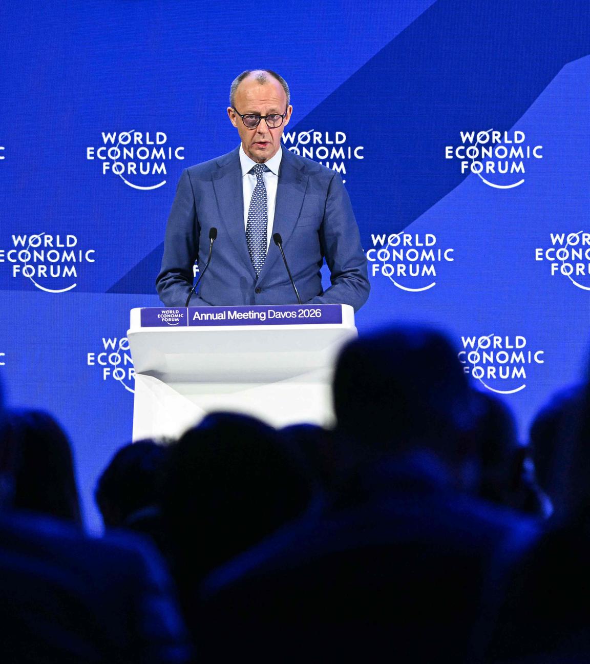 Der deutsche Bundeskanzler Friedrich Merz am 22. 1. 2026, während des Jahrestreffens des Weltwirtschaftsforums in Davos, Schweiz, auf dem Podium.