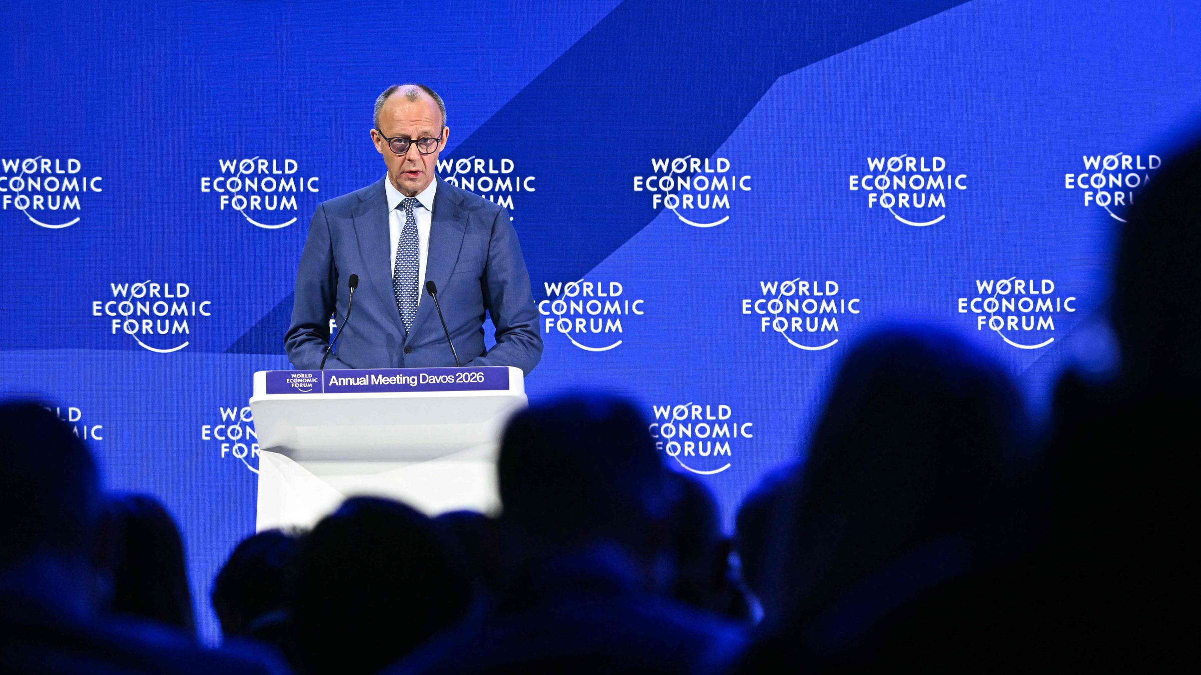 Der deutsche Bundeskanzler Friedrich Merz am 22. 1. 2026, während des Jahrestreffens des Weltwirtschaftsforums in Davos, Schweiz, auf dem Podium.