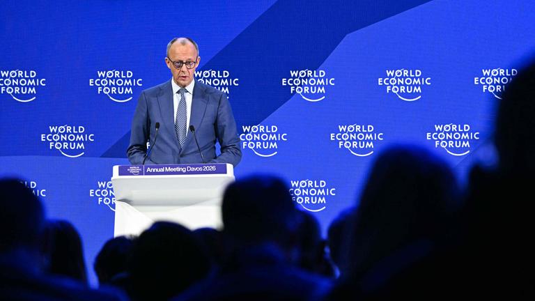 Der deutsche Bundeskanzler Friedrich Merz am 22. 1. 2026, während des Jahrestreffens des Weltwirtschaftsforums in Davos, Schweiz, auf dem Podium.
