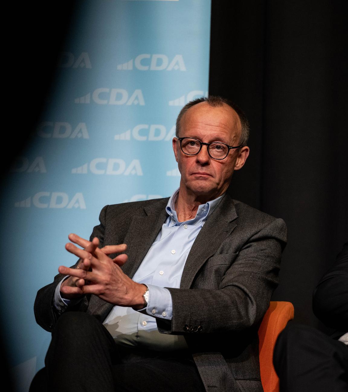 Archiv: Friedrich Merz (l) und Dennis Radtke, aufgenommen am 13.01.2025 in Nordrhein-Westfalen, Bochum