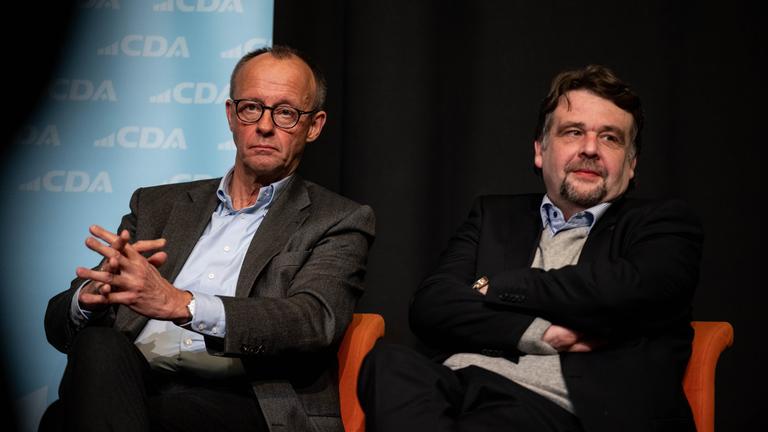 Archiv: Friedrich Merz (l) und Dennis Radtke, aufgenommen am 13.01.2025 in Nordrhein-Westfalen, Bochum