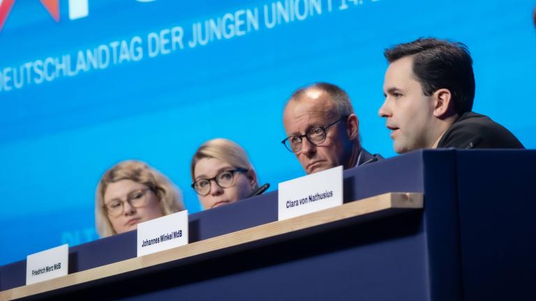 Friedrich Merz, Bundeskanzler, nach seiner Rede mit Johannes Winkel, Bundesvorsitzender der Jungen Union, beim Deutschlandtag der Jungen Union 2025 im Europark Rust.
