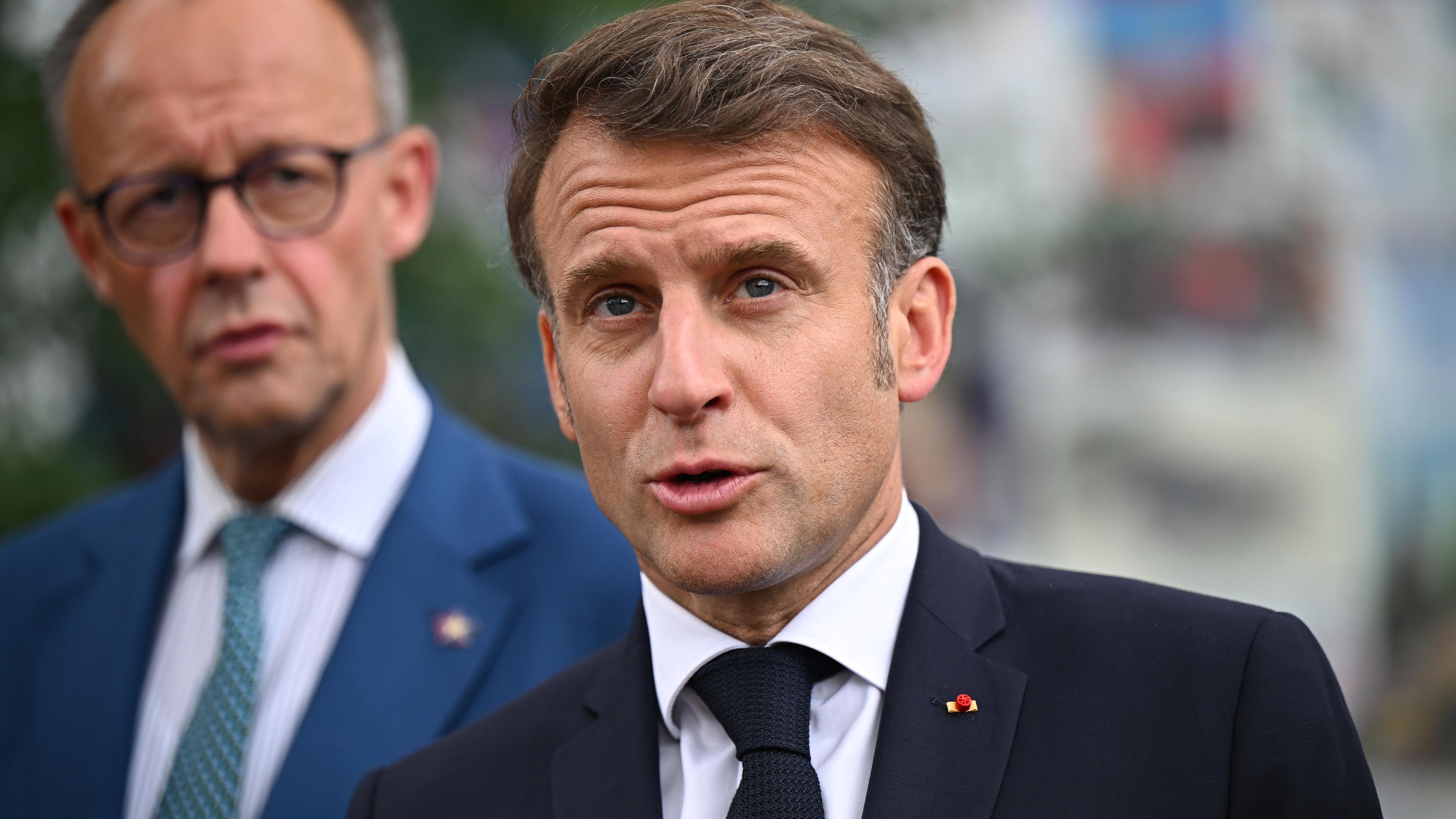 Archiv: Friedrich Merz und Emmanuel Macron, aufgenommen am 16.5.2025 beim EU-gipfel in Tirana, Albanien