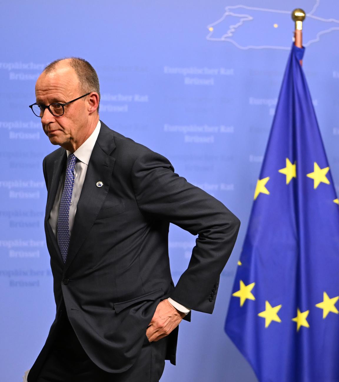 Bundeskanzler Friedrich Merz (CDU) verlässt eine Pressekonferenz nach dem EU-Gipfel der Staats- und Regierungschef. 