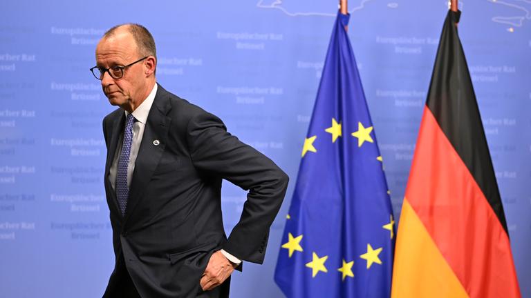 Bundeskanzler Friedrich Merz (CDU) verlässt eine Pressekonferenz nach dem EU-Gipfel der Staats- und Regierungschef. 