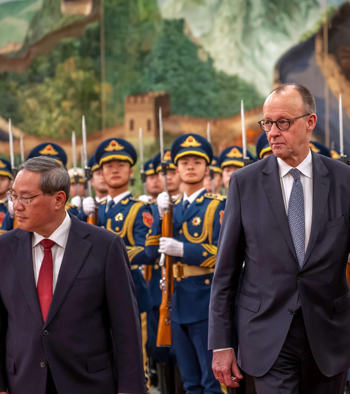 Bundeskanzler Friedrich Merz (CDU) wird von Li Qiang, Ministerpräsident von China, mit militärischen Ehren in der Großen Halle des Volkes begrüss