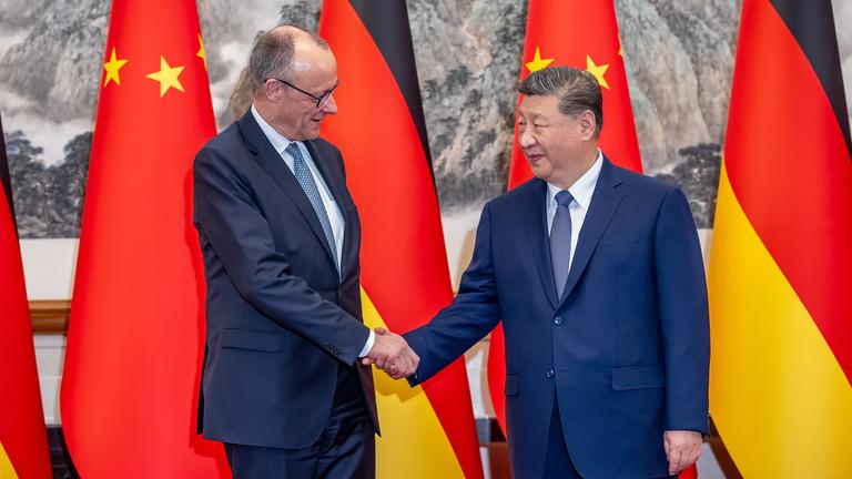 Bundeskanzler Friedrich Merz und Xi Jinping, Präsident von China, aufgenommen am 25.02.2026