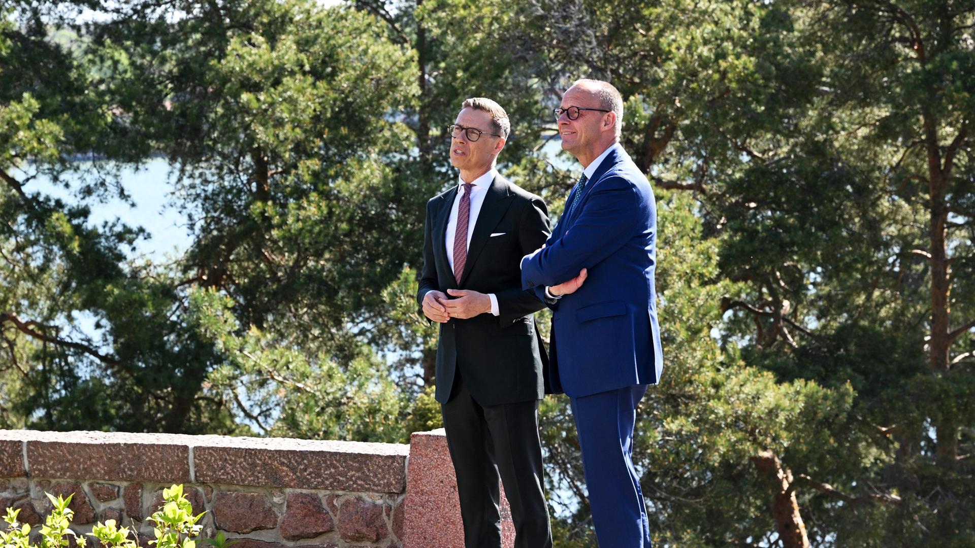 Der finnische Präsident Alexander Stubb (links) begrüßt Bundeskanzler Friedrich Merz am 27.05.2025 in Turku, Finnland