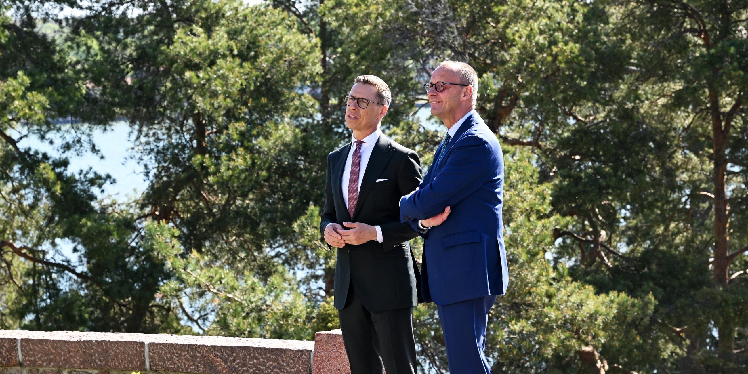 Der finnische Präsident Alexander Stubb (links) begrüßt Bundeskanzler Friedrich Merz am 27.05.2025 in Turku, Finnland