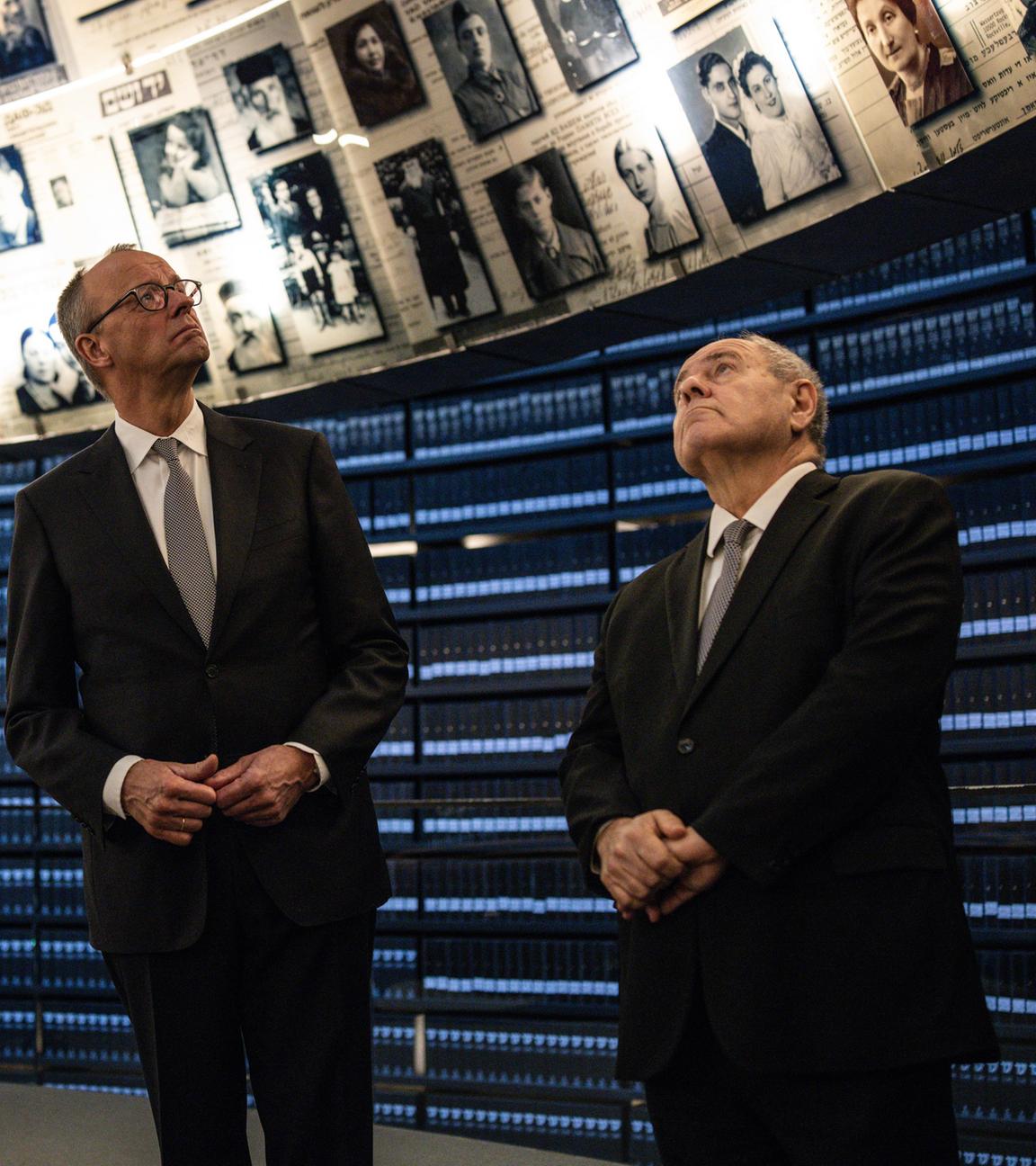 Dani Dayan (rechts), Vorsitzender der Holocaust-Gedenkstätte Yad Vashem, steht mit Bundeskanzler Friedrich Merz (Mitte) in der Halle der Namen des Museums in Jerusalem, am 07.12.2025. 