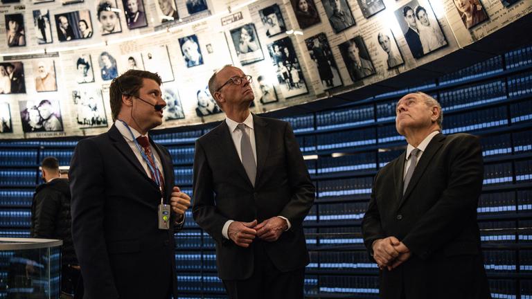 Dani Dayan (rechts), Vorsitzender der Holocaust-Gedenkstätte Yad Vashem, steht mit Bundeskanzler Friedrich Merz (Mitte) in der Halle der Namen des Museums in Jerusalem, am 07.12.2025. 