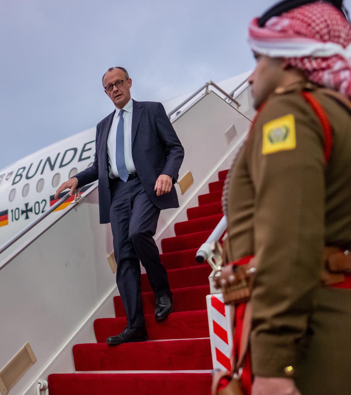 Bundeskanzler Friedrich Merz (CDU) kommt am 06.12.2025 am Flughafen in Akaba, Jordanien, an. 
