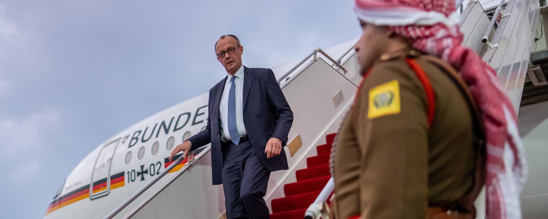 Bundeskanzler Friedrich Merz (CDU) kommt am 06.12.2025 am Flughafen in Akaba, Jordanien, an. 