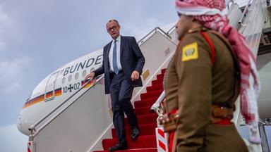 Bundeskanzler Friedrich Merz (CDU) kommt am 06.12.2025 am Flughafen in Akaba, Jordanien, an. 