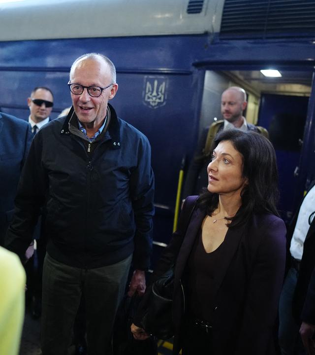 Bundeskanzler Friedrich Merz (CDU) kommt am frühen Morgen auf dem Hauptbahnhof der ukrainischen Hauptstadt Kiew an neben Katherina Reiche, Bundeswirtschaftsministerin, an.