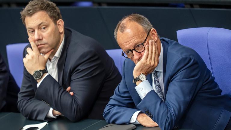 Friedrich Merz (r) und Lars Klingbeil im Bundestag