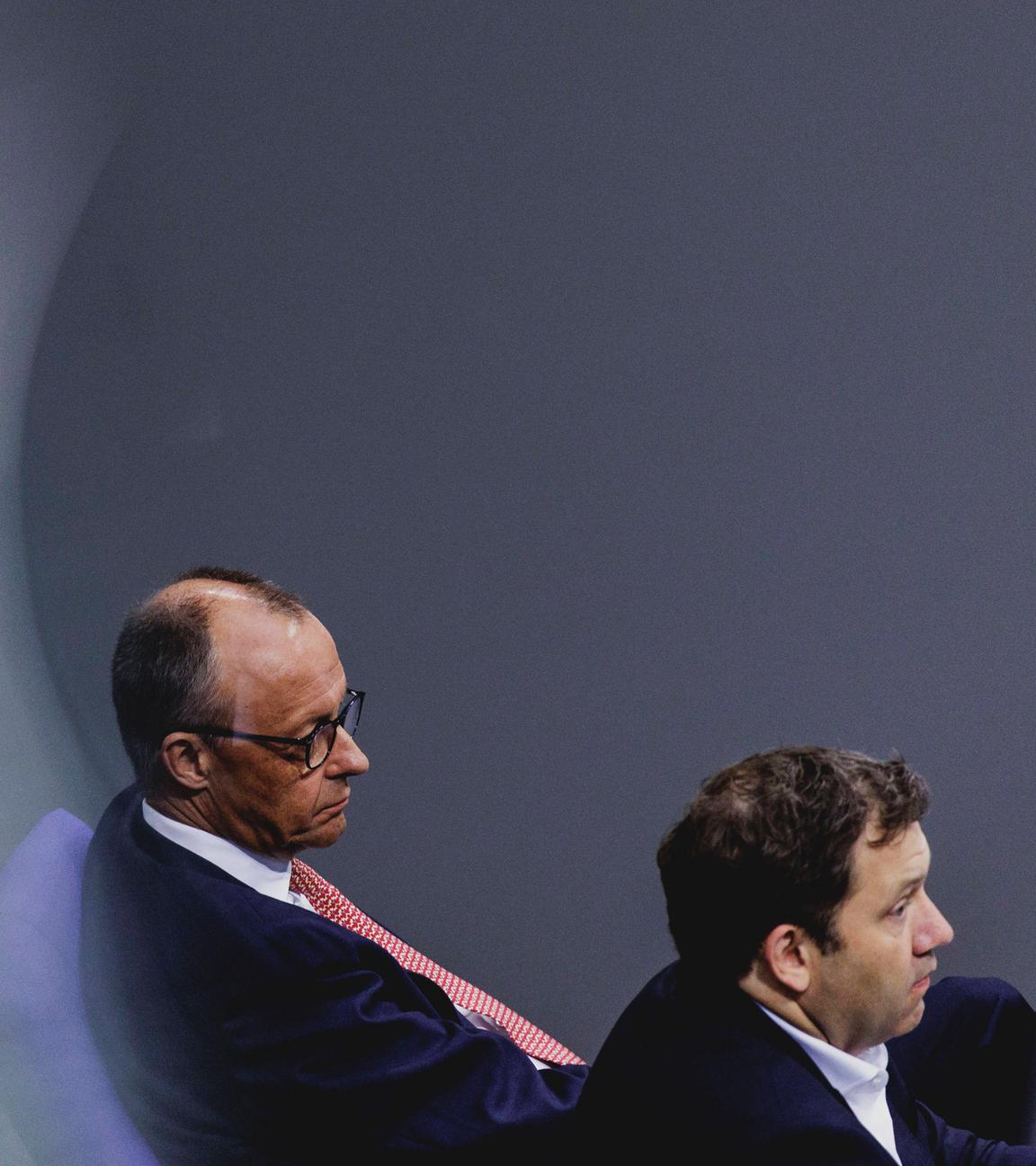 Friedrich Merz (links) und Lars Klingbeil (rechts) während der Generaldebatte zum Haushalt 2025 im Deutschen Bundestag in Berlin am 09.07.2025.
