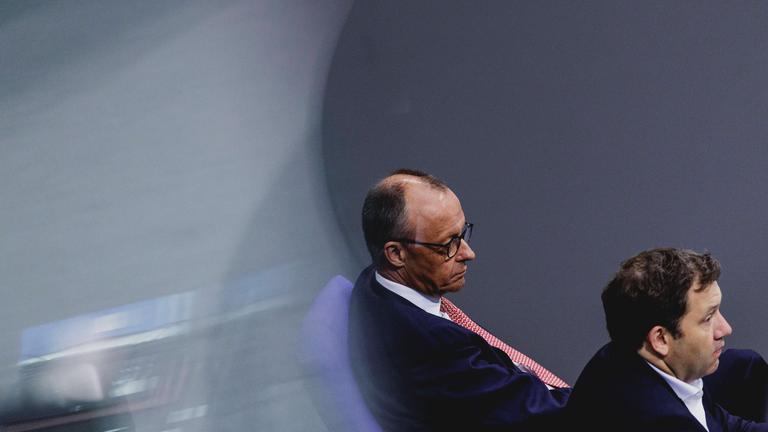 Friedrich Merz (links) und Lars Klingbeil (rechts) während der Generaldebatte zum Haushalt 2025 im Deutschen Bundestag in Berlin am 09.07.2025.