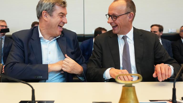 Berlin: Friedrich Merz (r), CDU-Bundesvorsitzender und CDU/CSU-Fraktionsvorsitzender im Bundestag, und Markus Söder, CSU-Parteivorsitzender und Ministerpräsident von Bayern